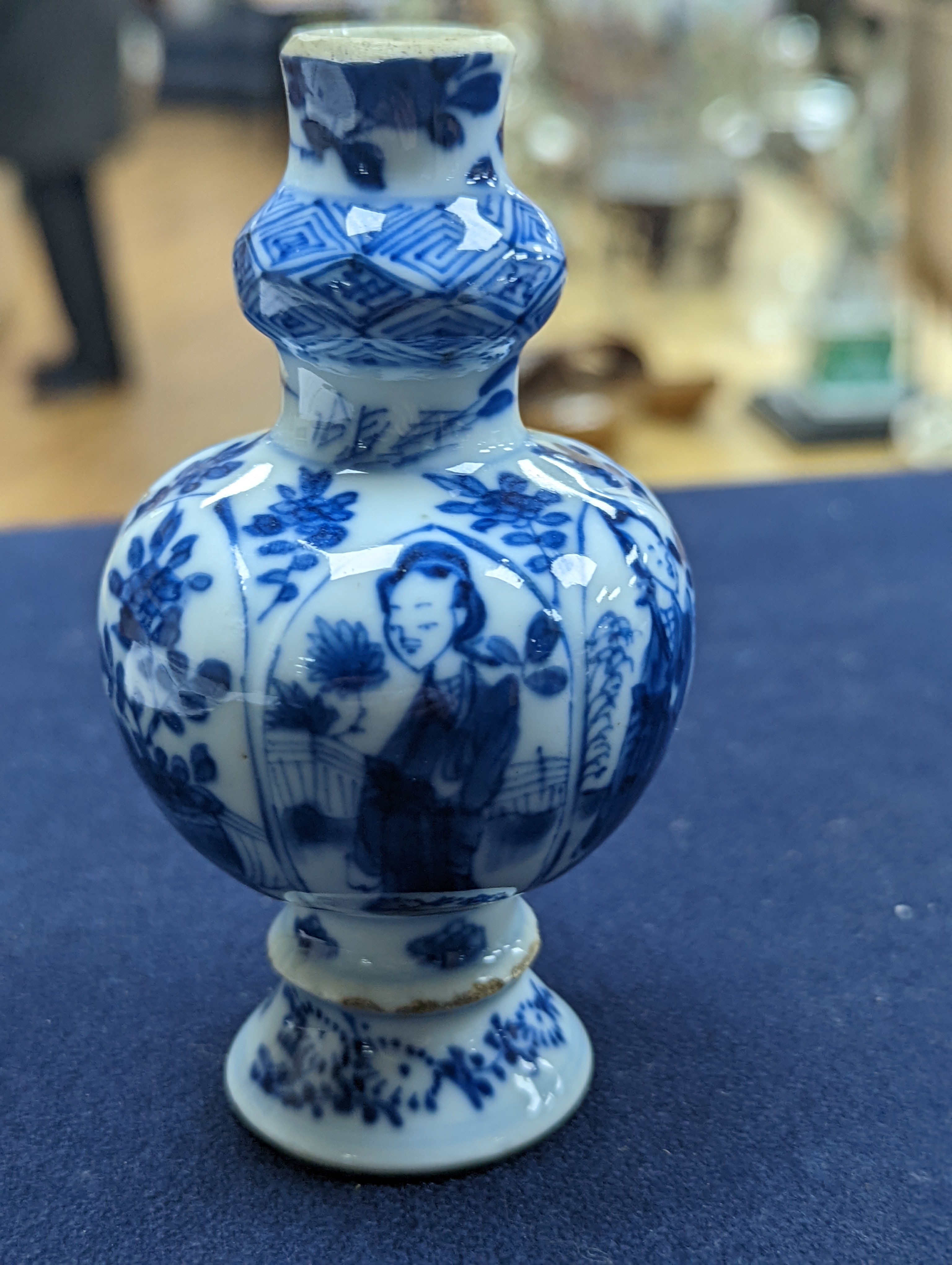A Chinese Kangxi blue and white garlic neck vase, rim reduced 11cm